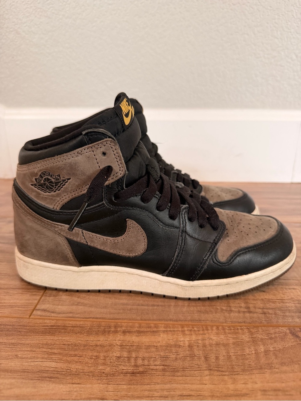 Nike Air Jordan 1 Mid Top Sneakers - Black Leather & Brown Suede Size 6.5 - Picture 5 of 8